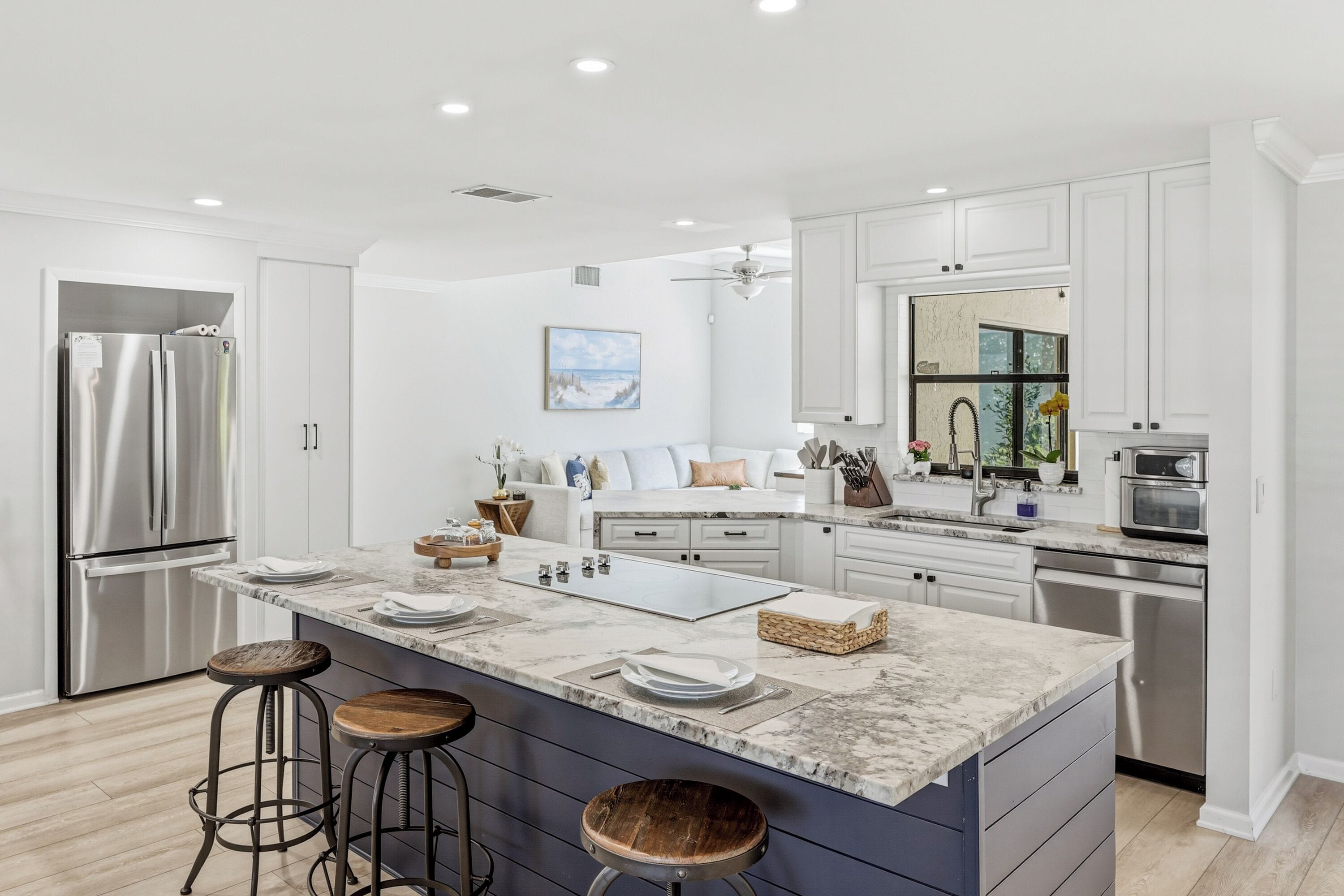 Refrigerador, microondas, horno y parrilla de estufa 