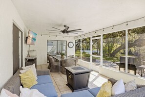 Smart TV - Cozy Lakeview Home Min to I-75 and near to Siesta key beach (Sarasota)