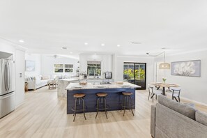 Interior - Cozy Lakeview Home Min to I-75 and near to Siesta key beach (Sarasota)