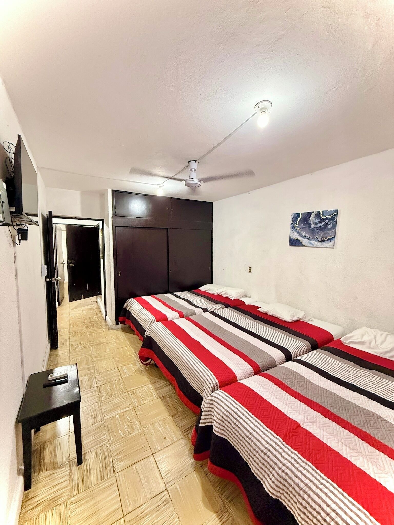 3 quartos, ferros/tábuas de passar roupa, acesso à internet