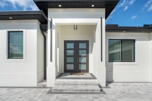 Exterior detail - Serenity home Florida, North Port Heated pool/spa resort style house (North Port)