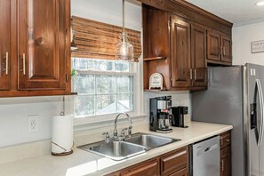 Fridge, microwave, oven, stovetop - Kelbrook Cottage — Your Chic Woodline Getaway! (Quinton)
