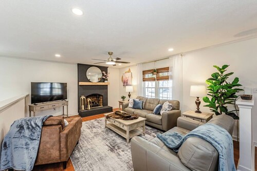 Kelbrook Cottage — Your Chic Woodline Getaway!