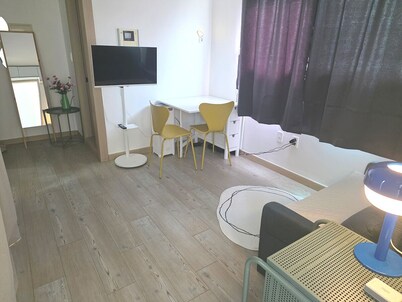 Cozy home 9 Min to Line 2 & 5 Netflix & Free WiFi