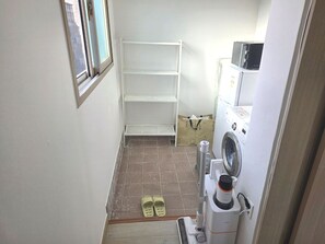 Interior - Cozy home 9 Min to Line 2 & 5 Netflix & Free WiFi (Seoul)