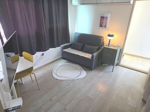 Living area - Cozy home 9 Min to Line 2 & 5 Netflix & Free WiFi (Seoul)
