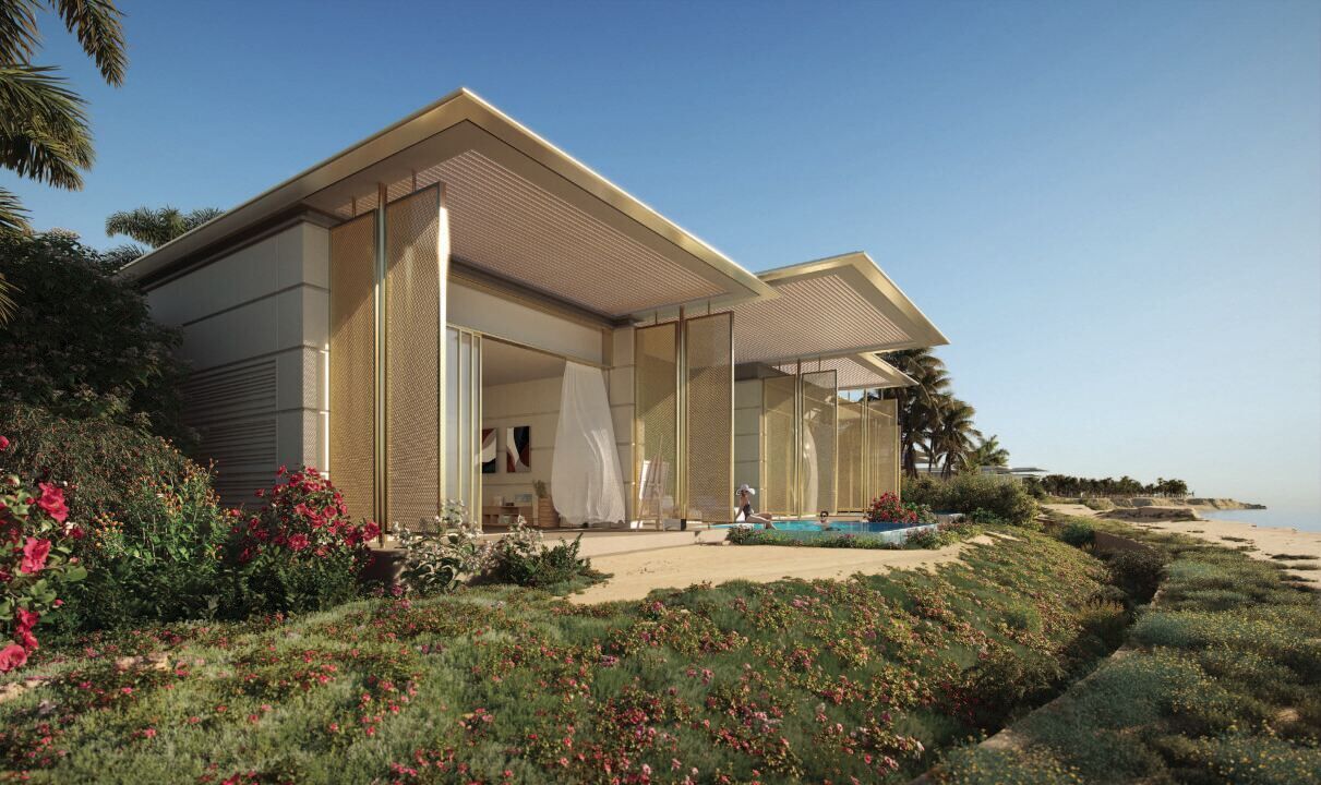 Uma casa moderna com um amplo pátio, piscina e vista para a praia.