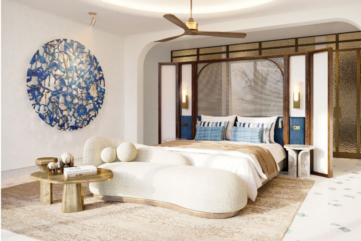 Ein modernes Schlafzimmer mit einem großen Bett, einem Deckenventilator und einem dekorativen Wandbild.