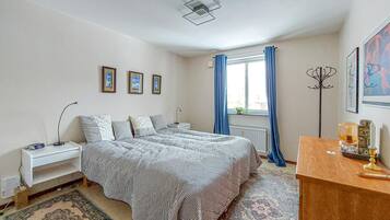 2 bedrooms, travel crib, free WiFi