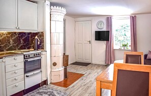 Jääkaappi, liesi, kahvin-/teenkeitin