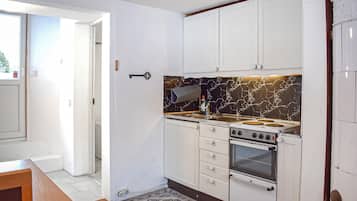Réfrigérateur, micro-ondes, plaque de cuisson, cafetiÚre/bouilloire