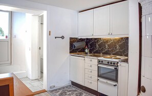 Jääkaappi, liesi, kahvin-/teenkeitin