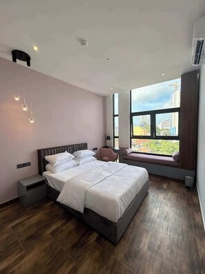 Verduisterende gordijnen, een strijkplank/strijkijzer, gratis wifi