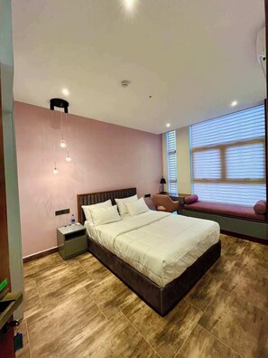 Verduisterende gordijnen, een strijkplank/strijkijzer, gratis wifi