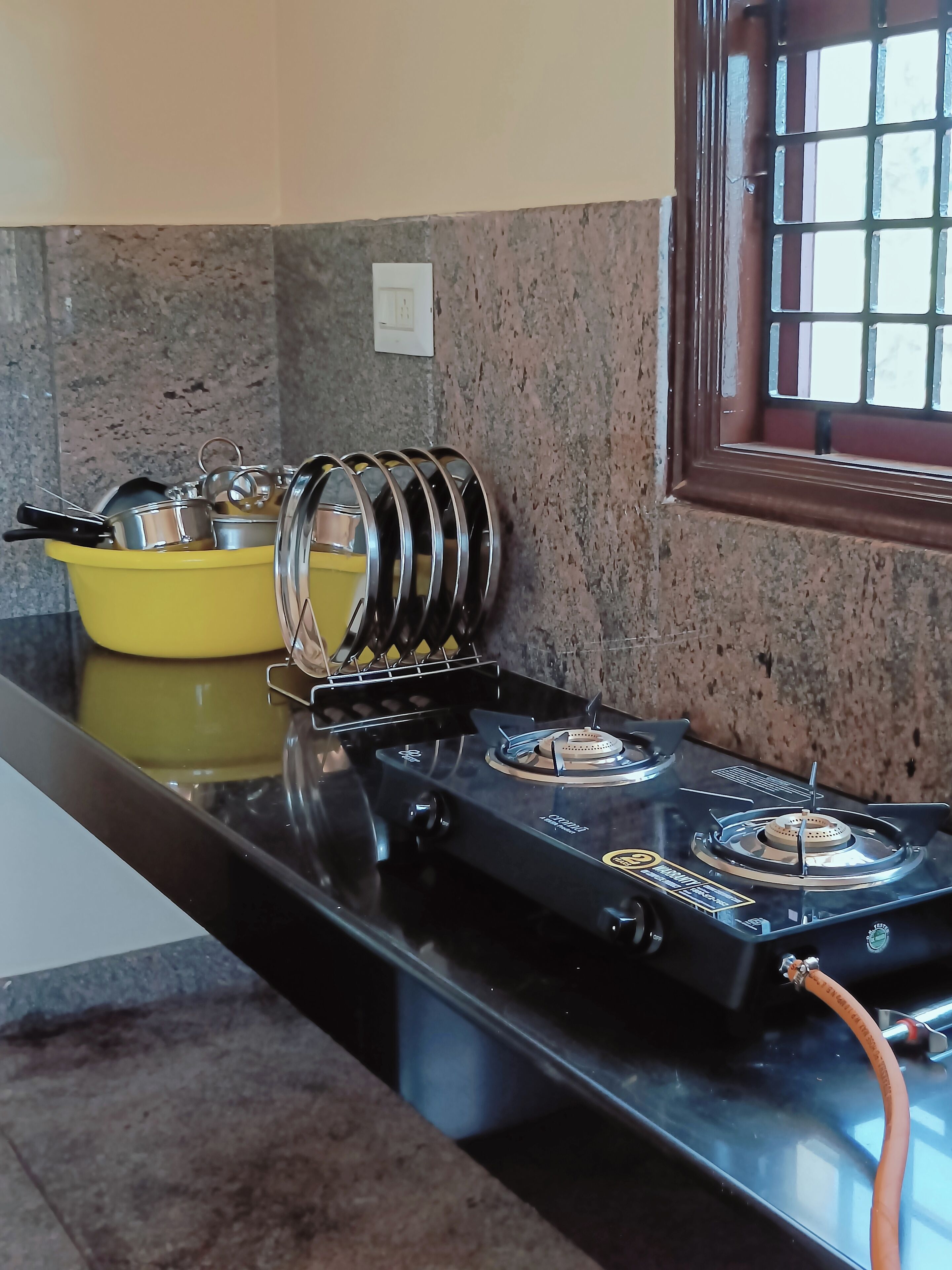 Frigorífico, placa de cocina, utensilios de cocina y especias