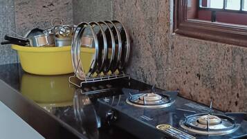 Frigorífico, placa de cocina, utensilios de cocina y especias