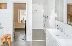 Shower - 4 bedroom awesome home in Nacka (Nacka)