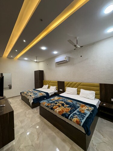 5 min walk to Golden Temple. 6 rooms, 8 baths. Call +91 7973545479 today now.