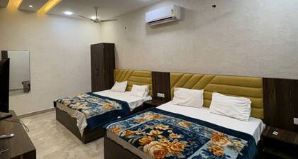 5 min walk to Golden Temple. 6 rooms, 8 baths. Call +91 7973545479 today now.