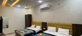 5 min walk to Golden Temple. 6 rooms, 8 baths. Call +91 7973545479 today now.