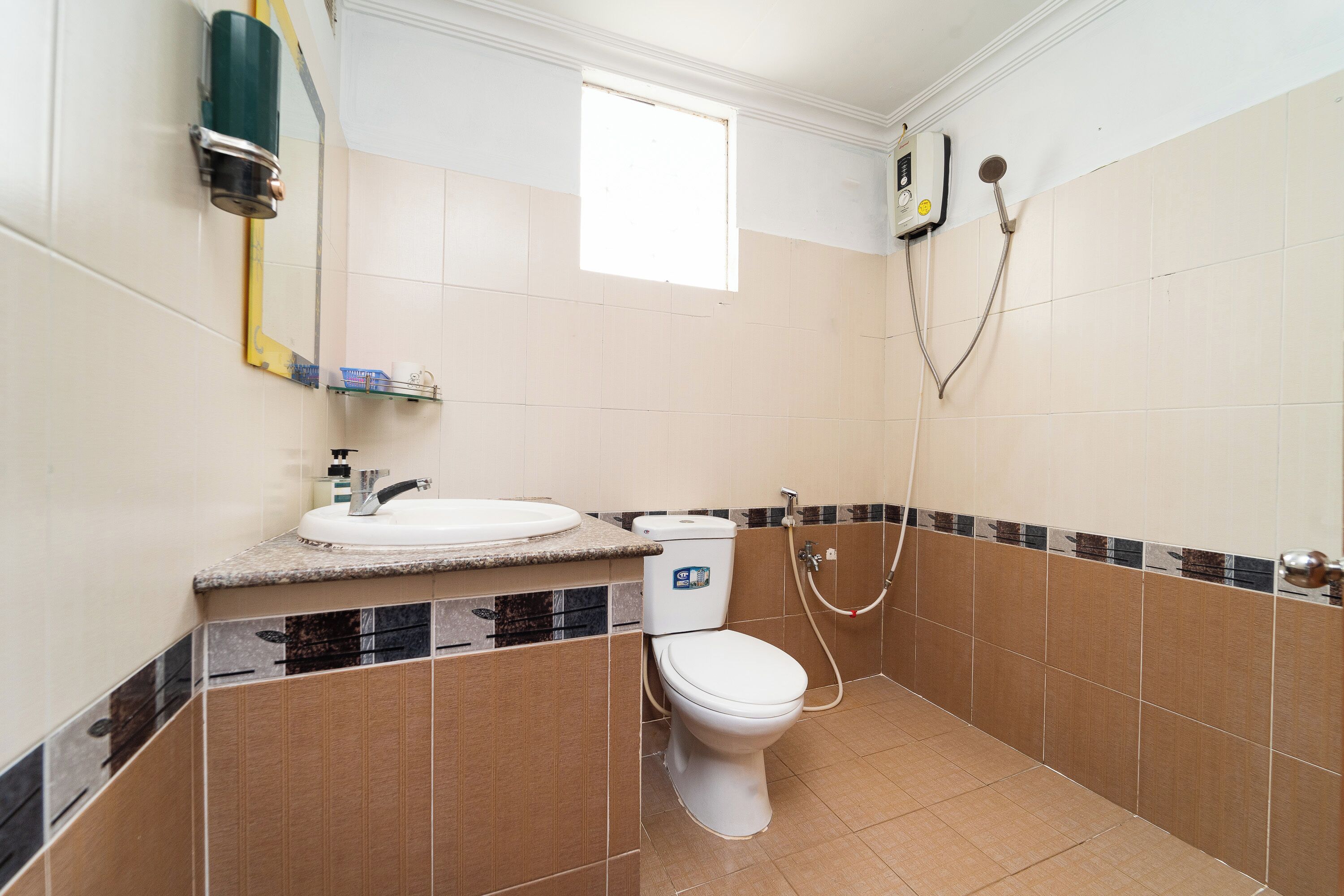Un baño con inodoro, lavamanos y ducha.