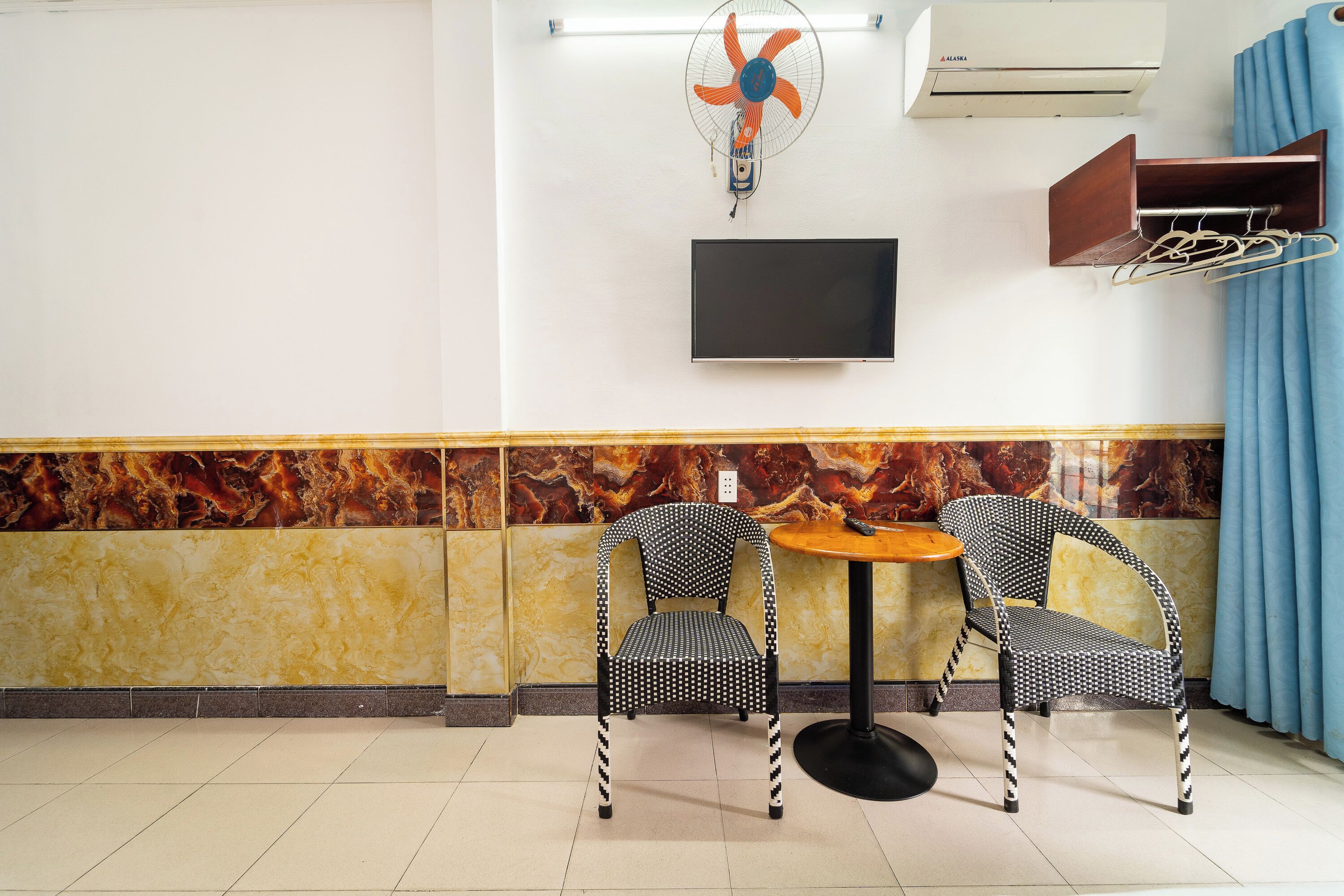 Free WiFi, bed sheets