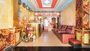 Un hall d’hôtel comprenant un comptoir d’accueil, un espace salon et des éléments décoratifs.