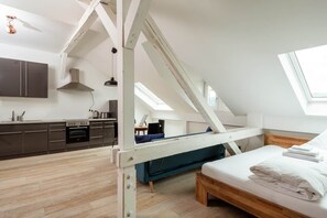 WiFi, bed sheets - Central & bright - penthouse 23 in the Häselburg (Gera)