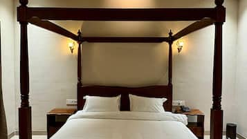 Småhus | Skrivebord, skrivebord for bærbar PC og wi-fi (inkludert)