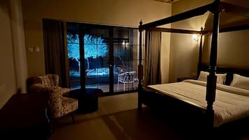 Escritorio, espacio para trabajar con laptop y wifi gratis