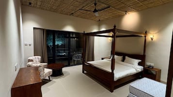 Desk, laptop workspace, free WiFi