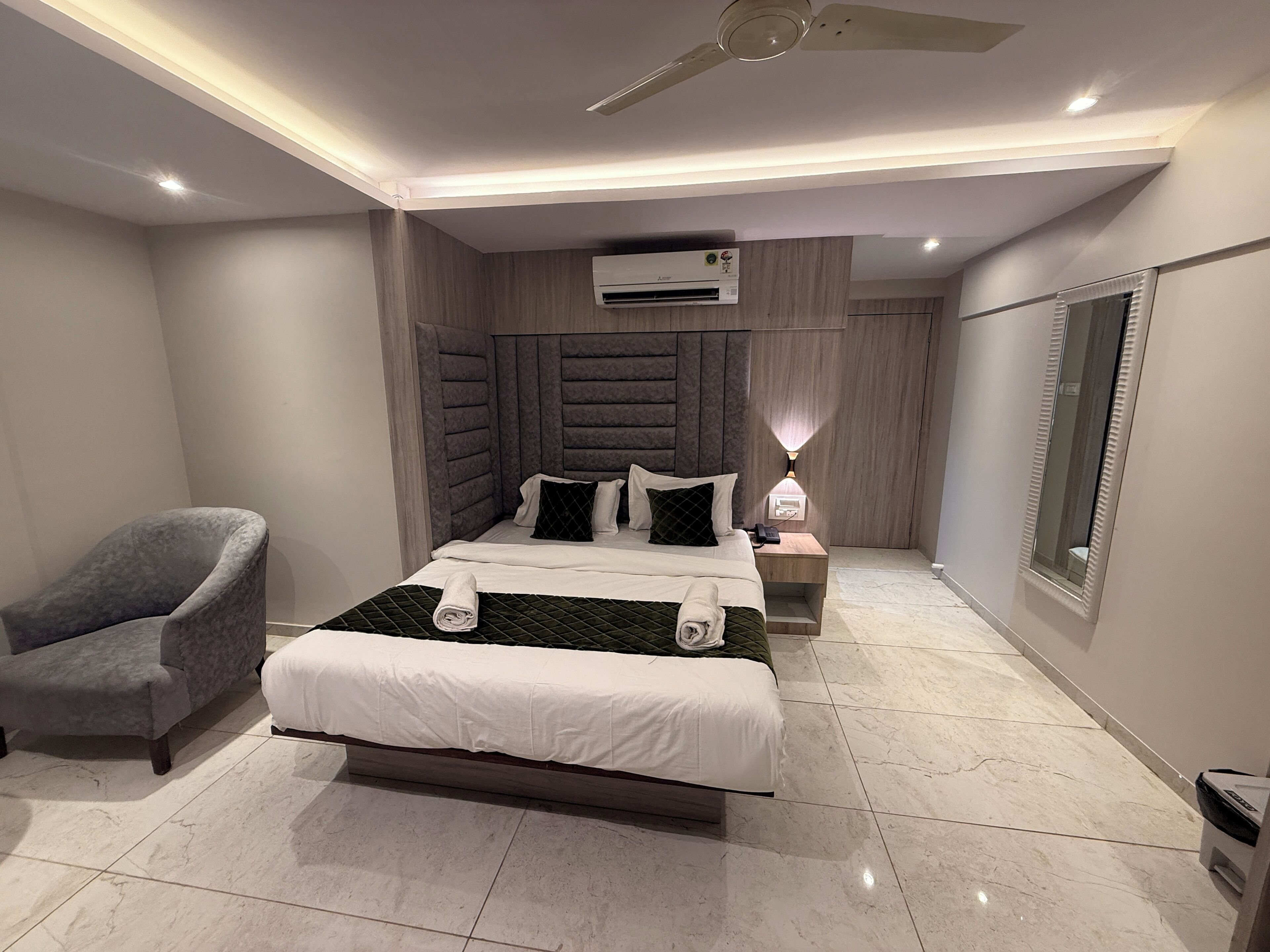 Suite Deluxe, vistas a la ciudad | Escritorio, espacio para trabajar con un portátil, wifi gratis