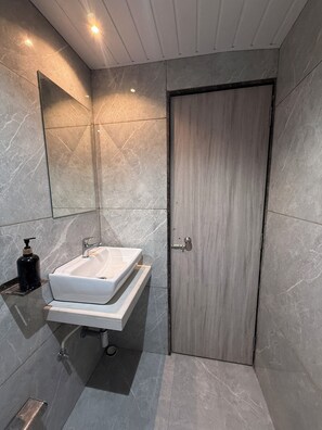 Deluxe Suite, City View | Bathroom | Shower, towels, soap, shampoo - kurla suites (Mumbai)