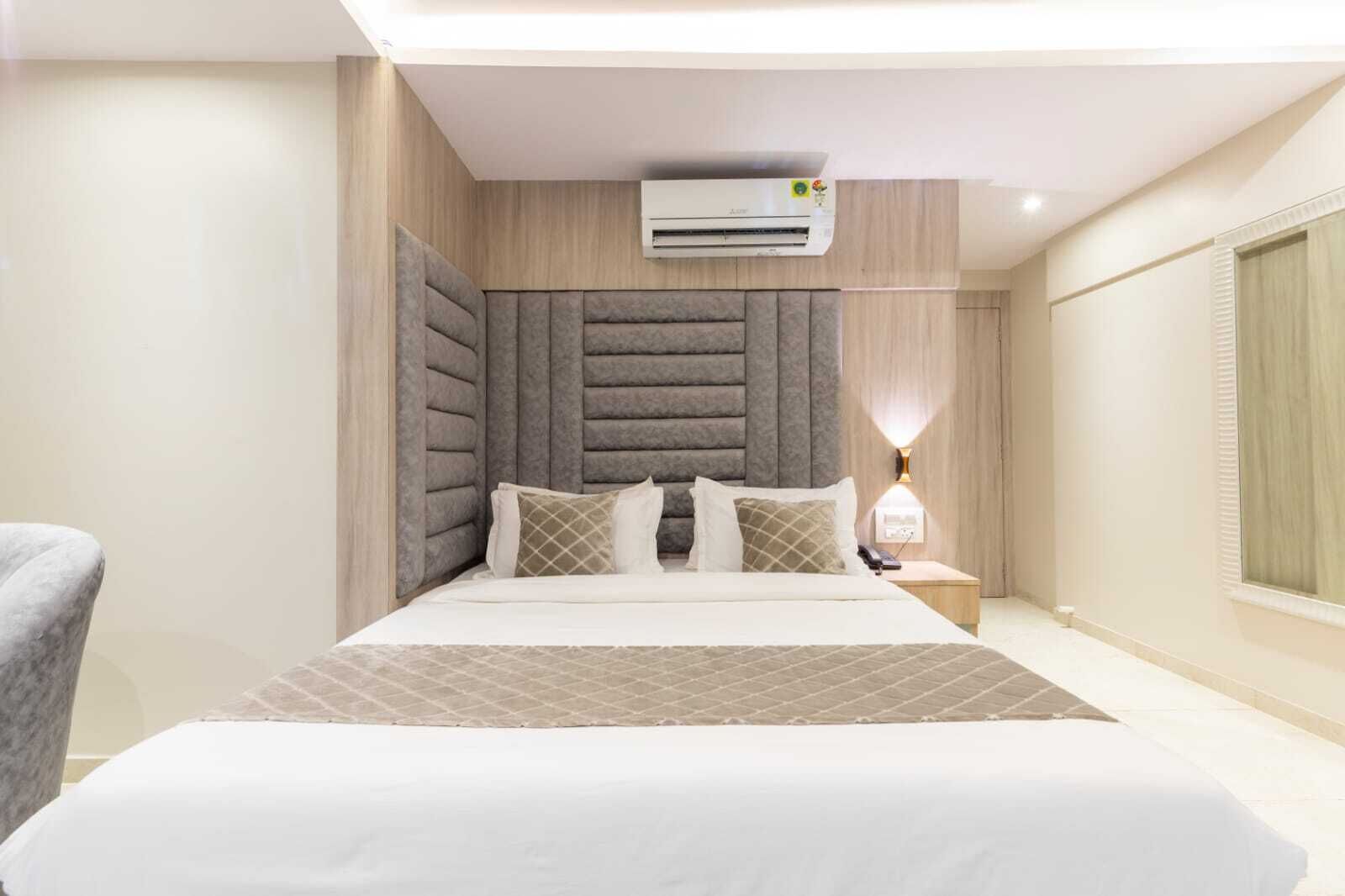 Escritorio, espacio para trabajar con laptop y wifi gratis 