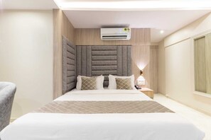 Escritorio, espacio para trabajar con laptop y wifi gratis 