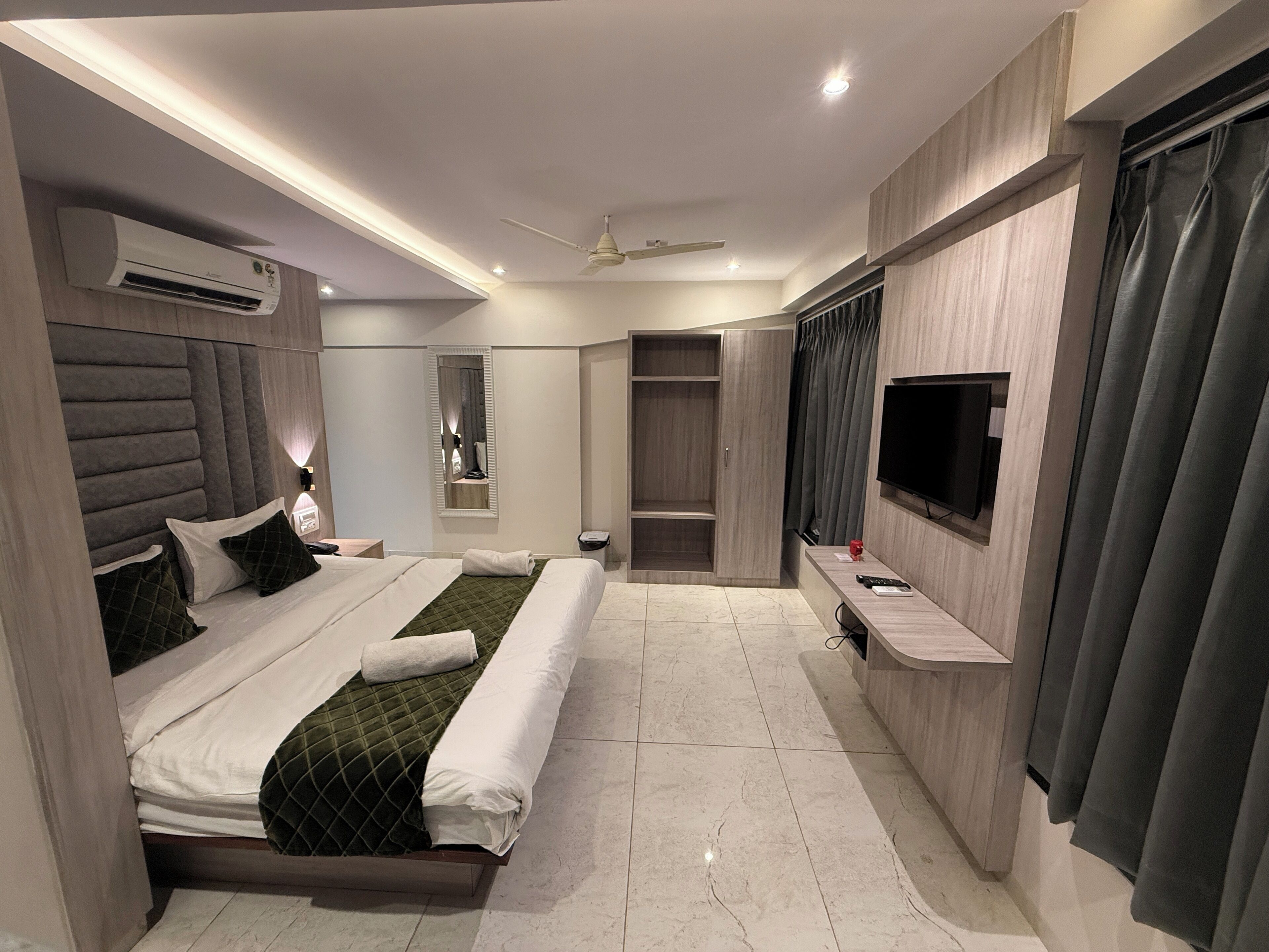 Suite Deluxe, vistas a la ciudad | Escritorio, espacio para trabajar con un portátil, wifi gratis