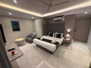 Deluxe Suite, City View | Desk, laptop workspace, free WiFi - kurla suites (Mumbai)