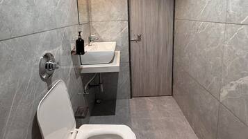 Suíte luxo, vista para a cidade | Banheiro | Chuveiro, toalhas de banho, sabonete, shampoo