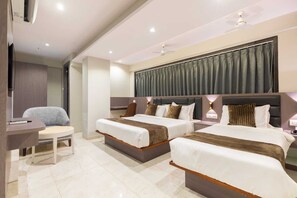 Habitación triple Deluxe, vistas a la ciudad | Escritorio, espacio para trabajar con un portátil, wifi gratis