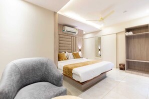 Escritorio, espacio para trabajar con laptop y wifi gratis 