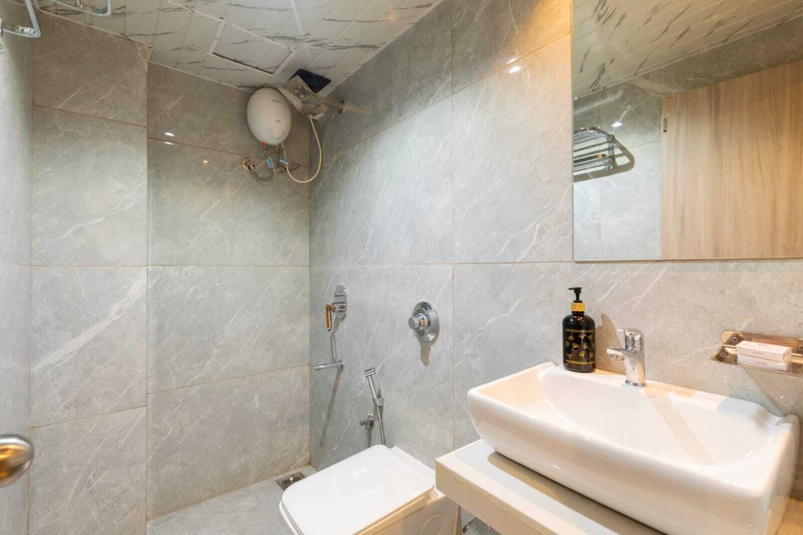 스탠다드 더블룸 | 욕실 | 샤워 시설, 타월, 비누, 샴푸