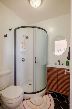 Douche, séchoir à cheveux, serviettes fournies, savon