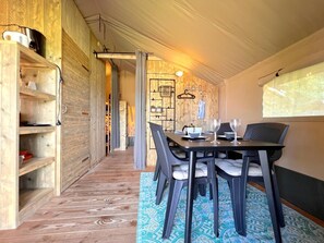 Dining - Luxury Glamping Tent in the Veluwe (Hulshorst)