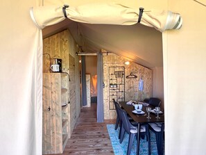 Dining - Staying overnight in a luxury glamping tent. (Hulshorst)
