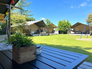 Terrace/patio - Staying overnight in a luxury glamping tent. (Hulshorst)