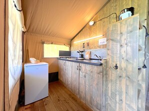 Fridge, stovetop, coffee/tea maker - Staying overnight in a luxury glamping tent. (Hulshorst)