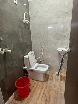 Towels, soap, shampoo - Hotel Dayalu Palace (Vrindavan)