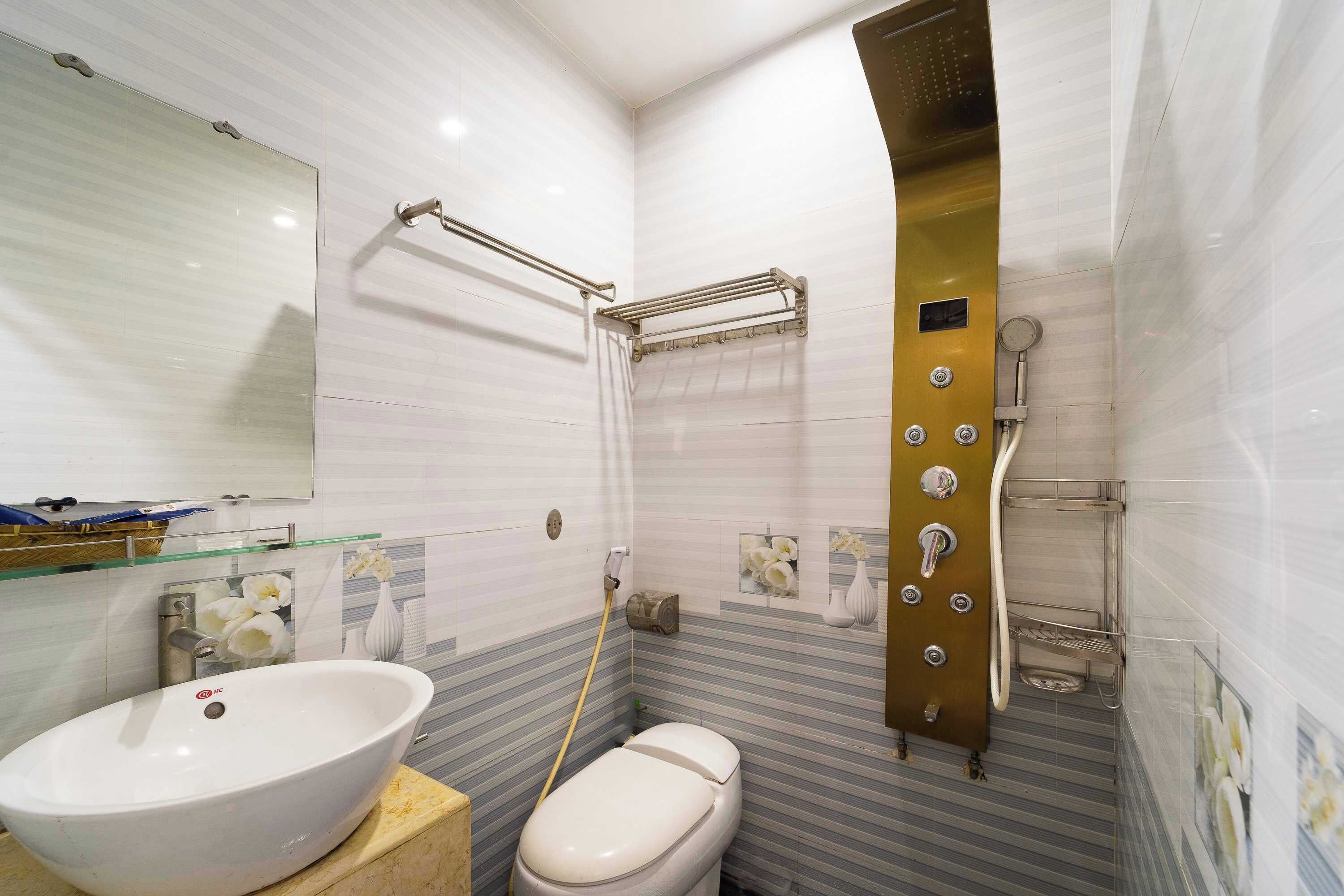 Deluxe Double Room | Bathroom | Separate tub and shower, towels, soap, shampoo