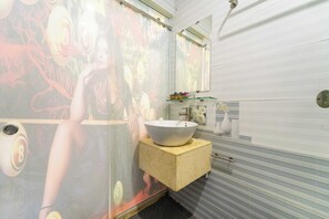 Habitación Deluxe doble | Baño | Bañera y ducha independientes, toallas, jabón y champú