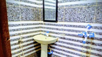 Comfort Double Room | Bathroom | Free toiletries, towels, soap, shampoo